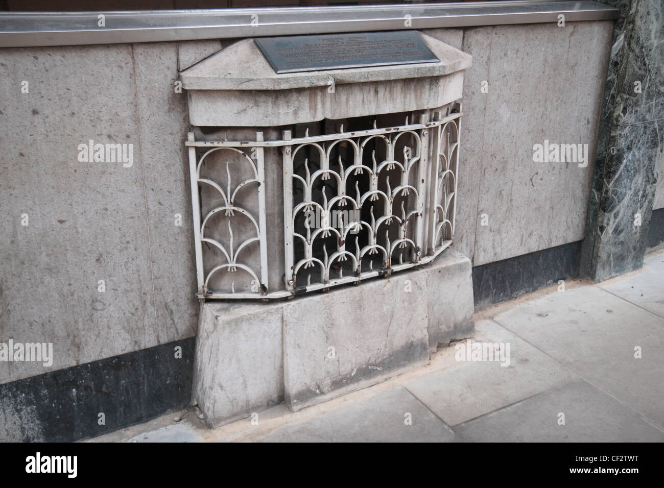 Der London-Stein, eine historischen Stein versteckt hinter diesem Eisengitter auf Cannon Street, London, UK. Stockfoto