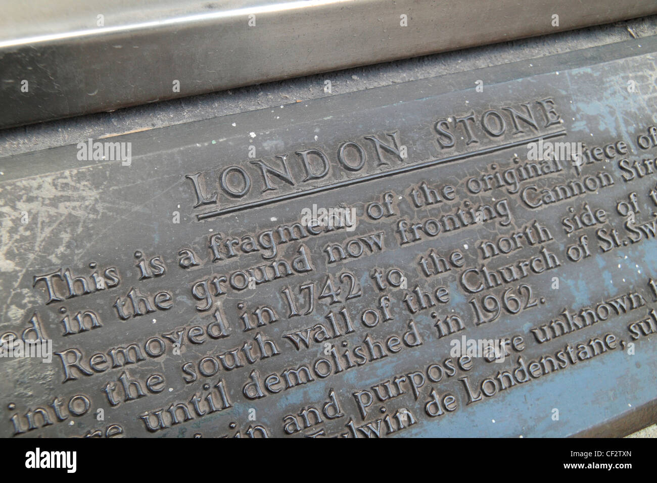 Informationstafel über die London Stein, eine historischen Stein versteckt hinter diesem Eisengitter auf Cannon Street, London, UK. Stockfoto
