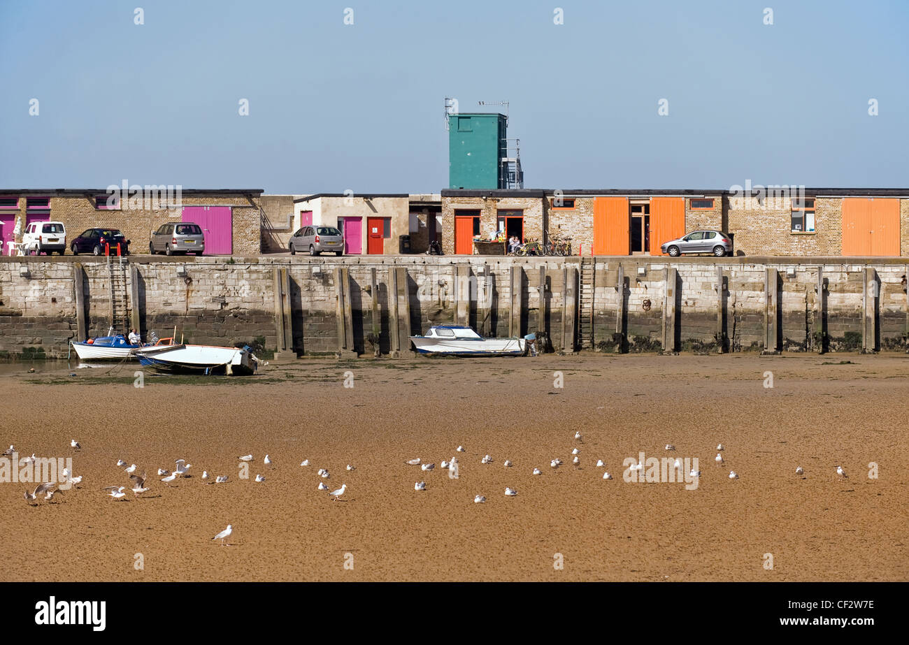 Kleine Boote am Strand von Margate Jetty, jetzt als einen verlorenen Pier nach Abriss des Piers nach Sturmschäden eingestuft. Stockfoto