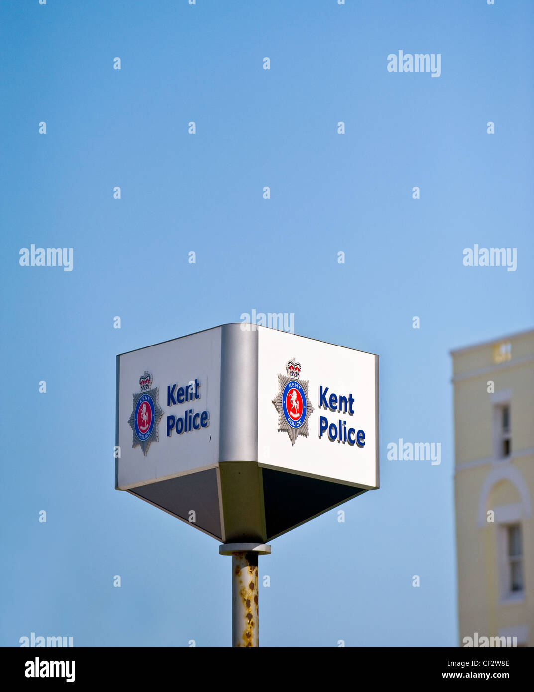 Kent Polizei Schild an einem Mast außerhalb einer Polizeistation. Stockfoto