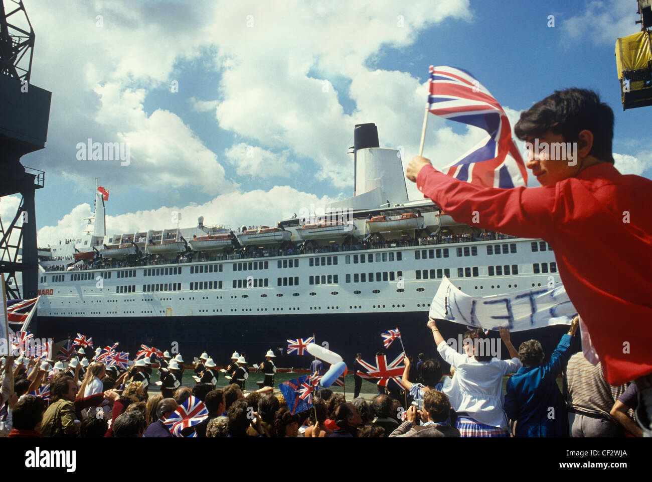 Queen Elizabeth 2 QE2 kehrt vom Falklands Southampton Dock Hampshire Uk 11. Juni 1982 zurück. 1980ER JAHRE UK HOMER SYKES Stockfoto