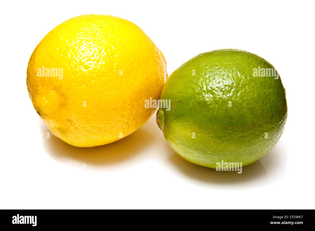 Lemon und Lime Zitrusfrucht isoliert auf einem weißen Studio-Hintergrund. Stockfoto