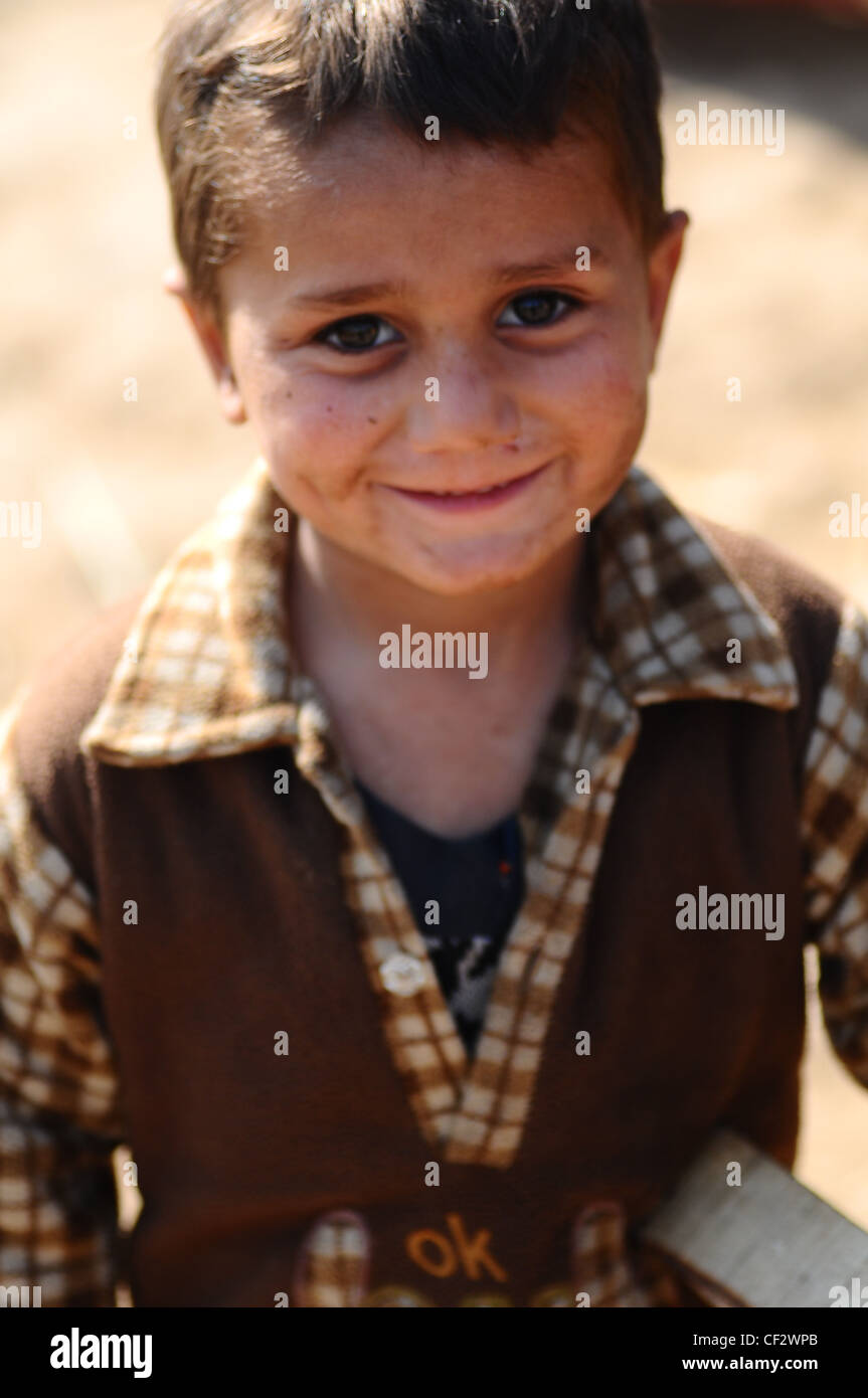 Ein kleiner Junge in einem Slum in Islamabad, Pakistan Stockfoto