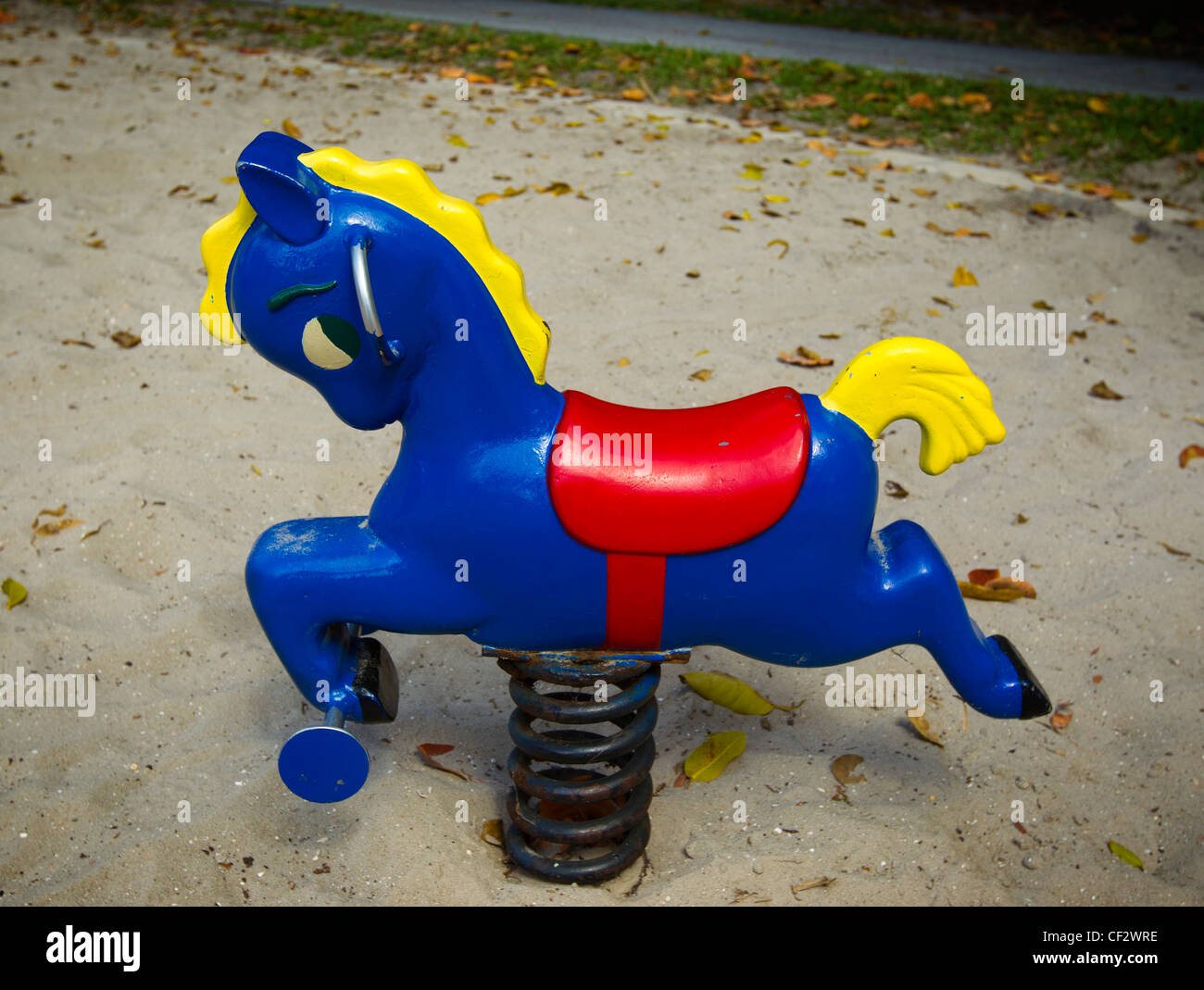Ein Pferd zum Reiten auf einem Spielplatz Stockfoto