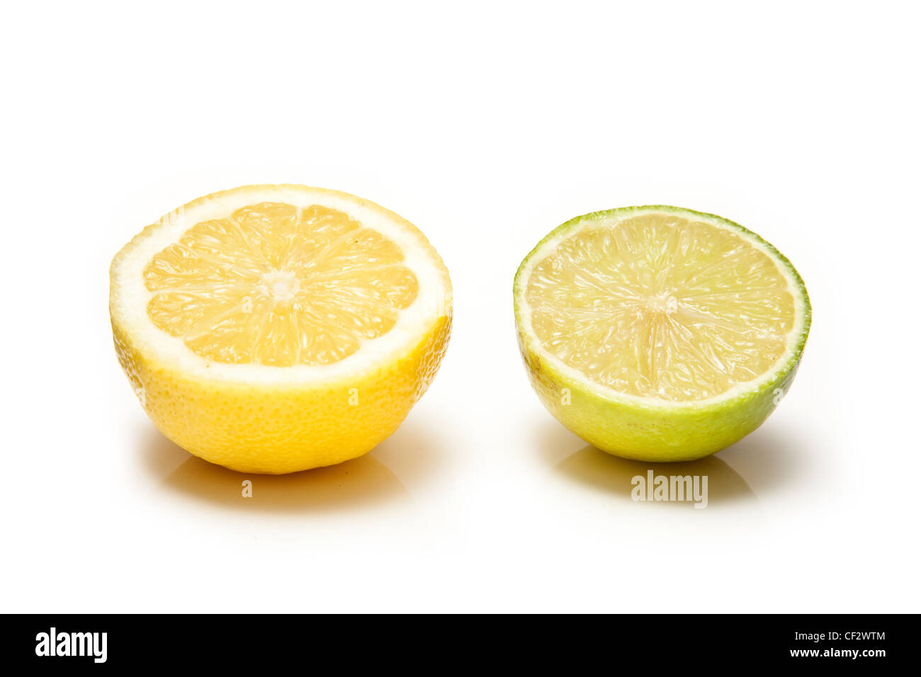 Lemon und Lime Zitrusfrucht isoliert auf einem weißen Studio-Hintergrund. Stockfoto