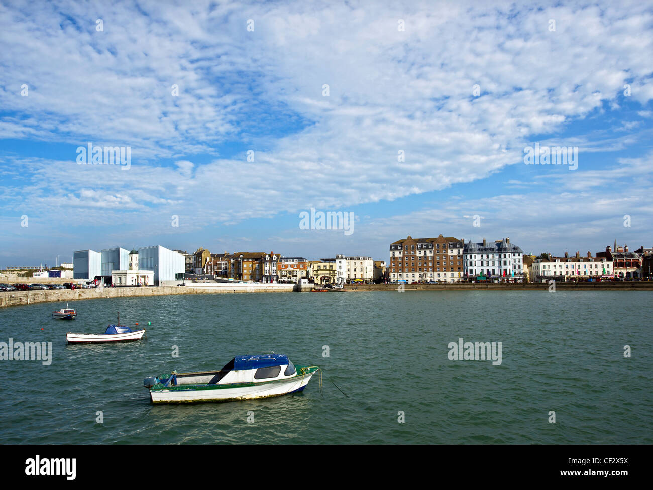 Kleine Boote vertäut an der Küste bei Margate mit der neuen Turner Contemporary Art Gallery in den Hintergrund. Stockfoto