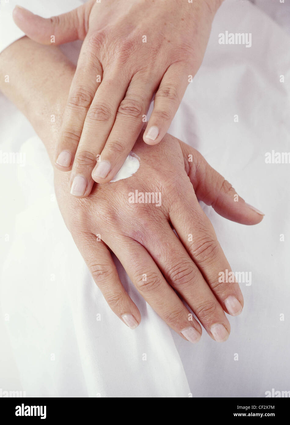 Zurückdrehen Ihre Augen Hals und Hände Ihr Alter in einem Augenblick zeigen, in diesem Sommer besonderes Augenmerk auf diese Bereiche Stockfoto