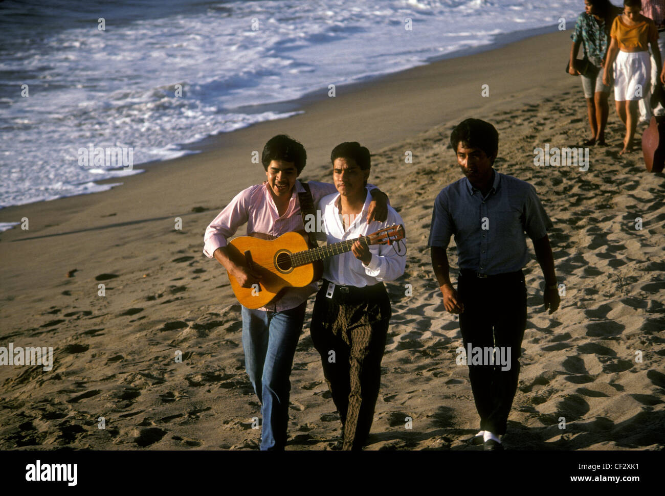 Mexikaner, Mexikaner, junger erwachsener Männer, Gitarre spielen, Gitarre, Wandern am Strand, Puerto Vallarta, Mexiko Stockfoto