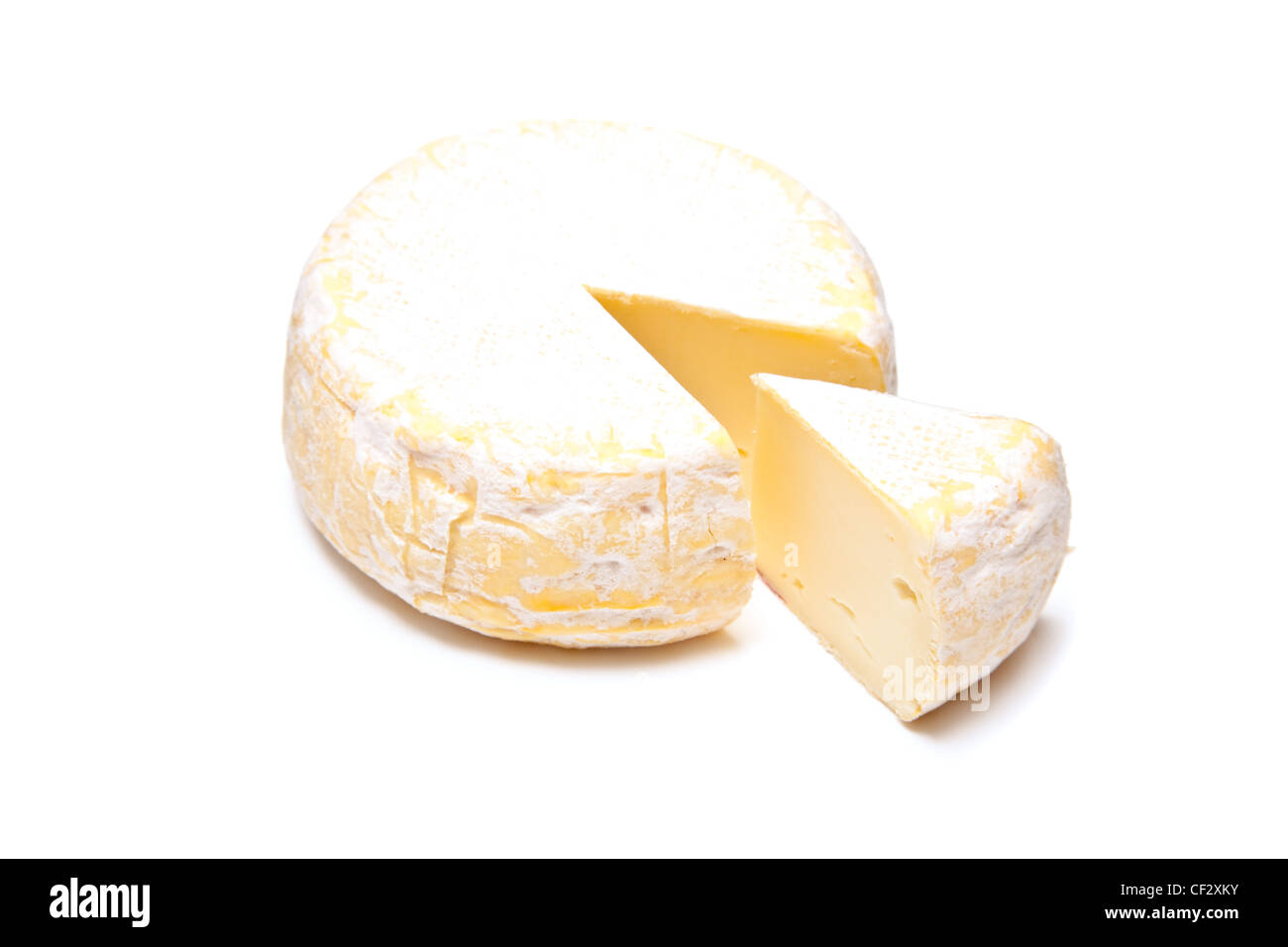 Petit Reblochon Käse isoliert auf einem weißen Studio-Hintergrund. Stockfoto