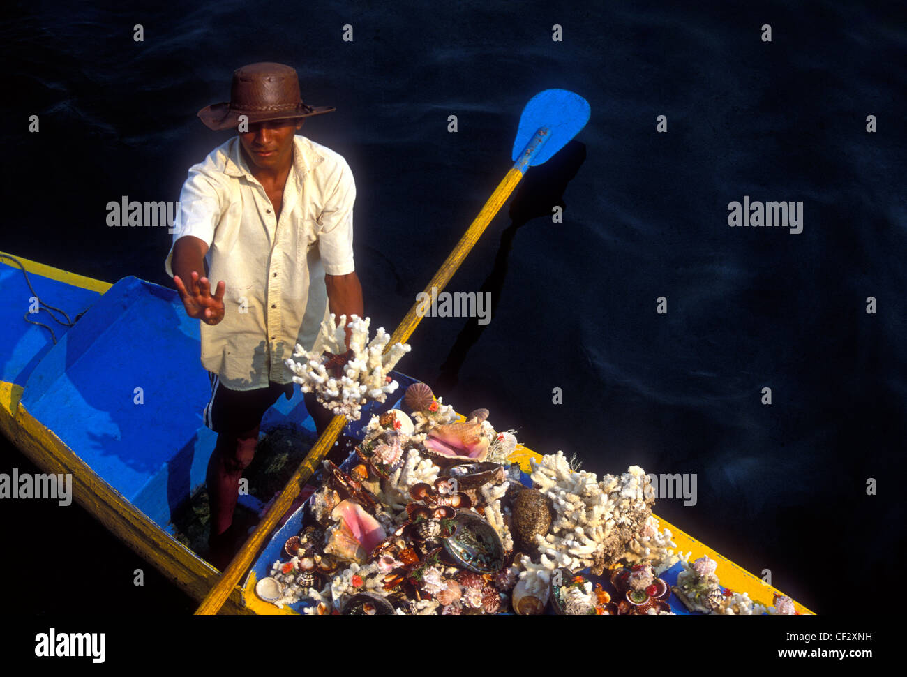 1, 1, Mexikanische, Mexikanische, Mann, coral Anbieter, Hersteller, Verkauf von Korallen, Muscheln, Muscheln, die Bucht von Acapulco, Acapulco, Guerrero, Mexiko Stockfoto