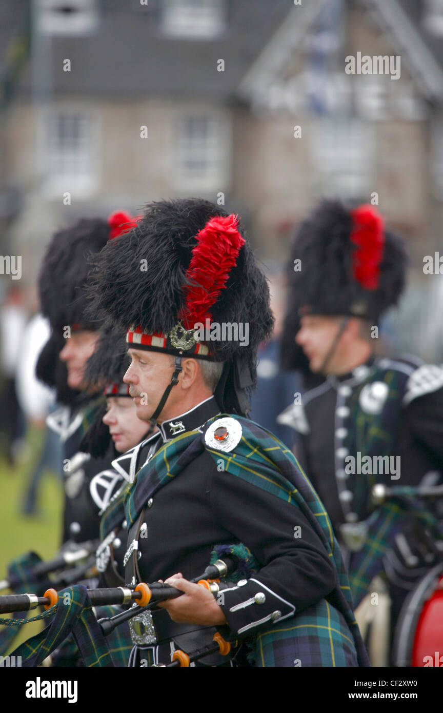 Pfeifer am Lonach sammeln und Highland Games (angekündigt als 'Äö√Ñ√≤Scotlands freundlichsten Highland Games' Äö√Ñ√ ¥) jährlich Stockfoto