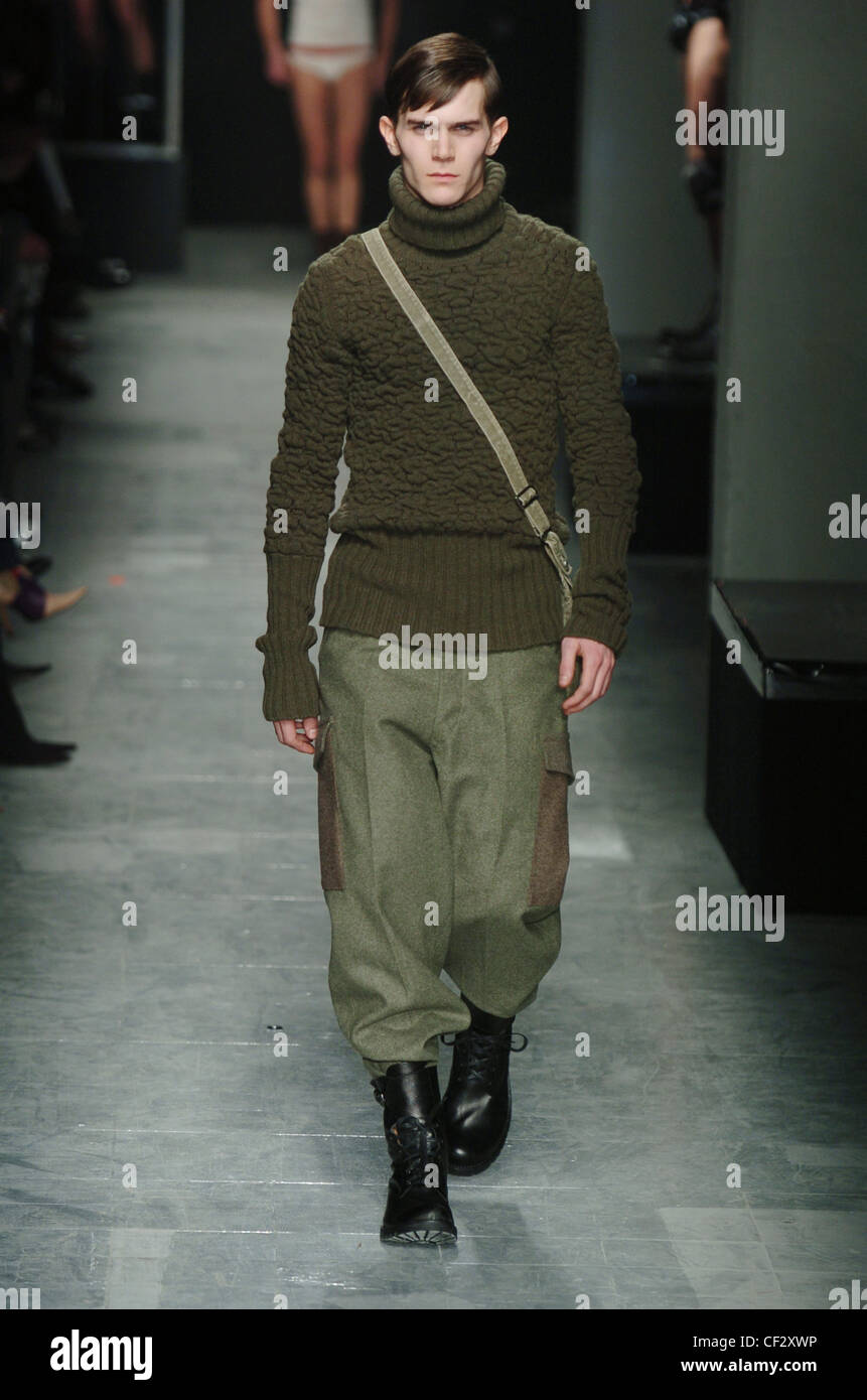 MacKenzie Mailand Menswear bereit zu tragen nicht glatt Herbst Winter Rollkragen Pullover, Einsatzhose und Armee Stiefel Stockfoto