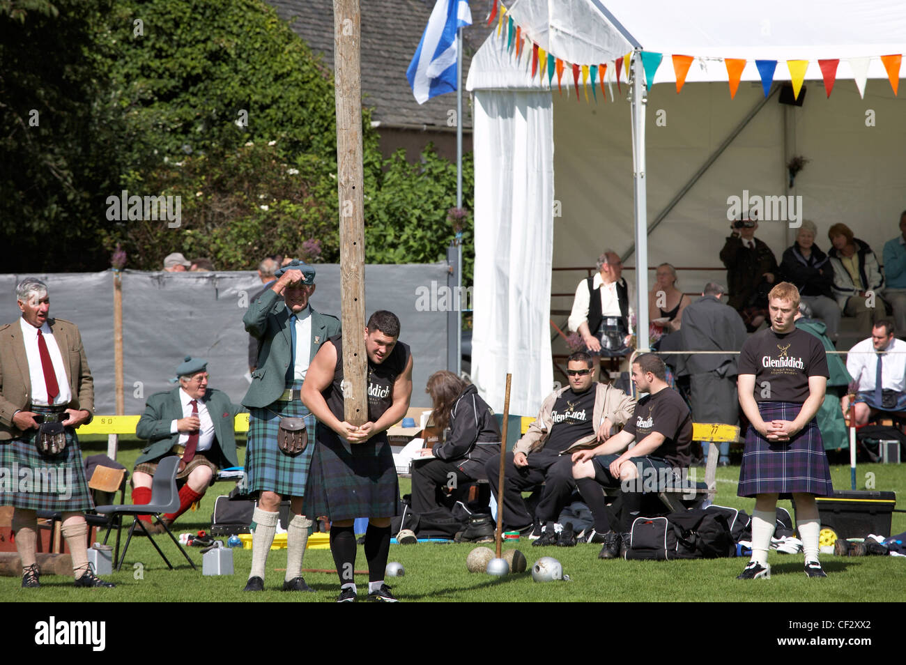 Ein Konkurrent bereitet der Caber am Lonach sammeln und Highland Games zu werfen (angekündigt als "Äö√Ñ√≤Scotlands freundlichsten Hig Stockfoto