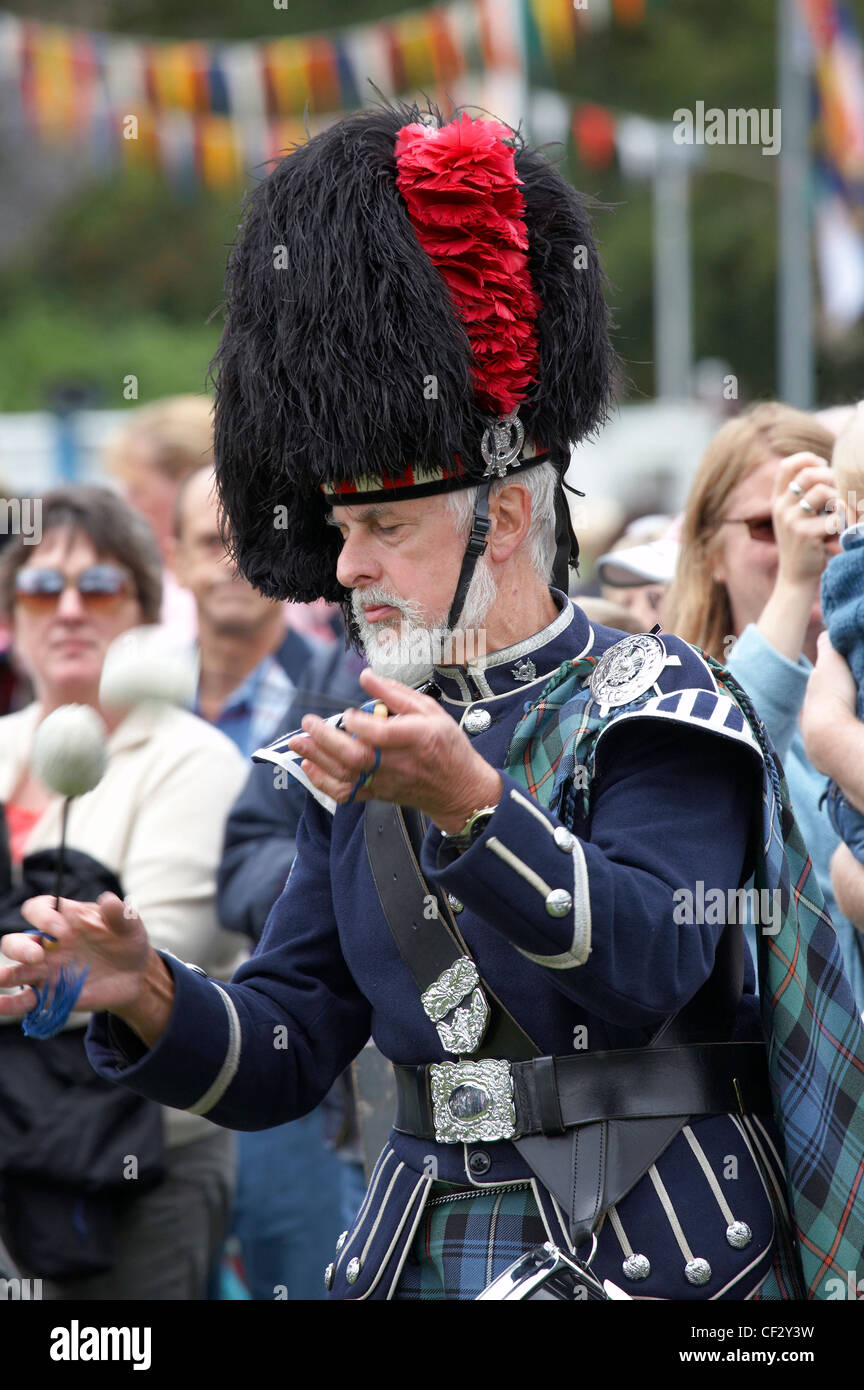 Durchführung in einer Pipe Band am Lonach sammeln und Highland Games, Schlagzeuger (angekündigt als "Äö√Ñ√≤Scotlands freundlichsten Highlan Stockfoto