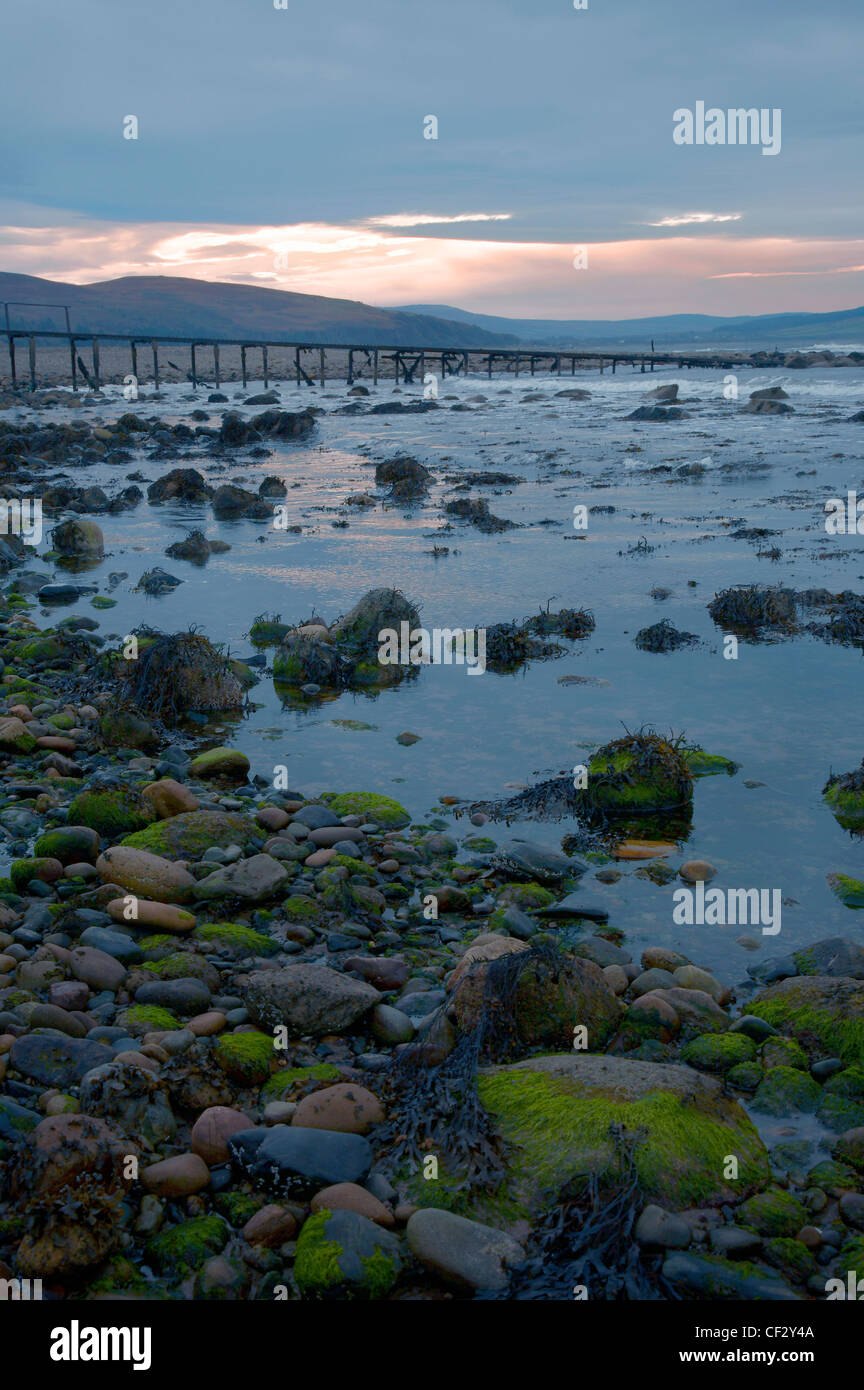 Steg und Strand am Dougarie auf der Isle of Arran. Stockfoto