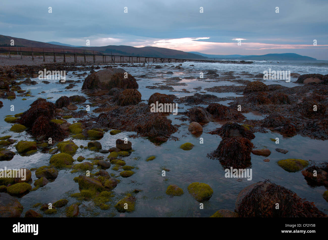Steg und Strand am Dougarie auf der Isle of Arran. Stockfoto