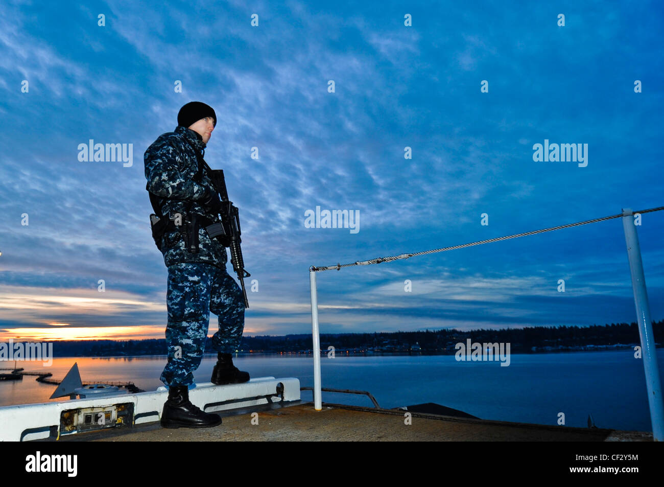 BREMERTON, Washington (Feb 28, 2012) – Airman Kyle Smith steht eine umherziehende Flugdeckwache an Bord des Flugzeugträgers USS Nimitz (CVN 68). Nimitz bereitet sich auf die Rückkehr ins Meer vor. Stockfoto