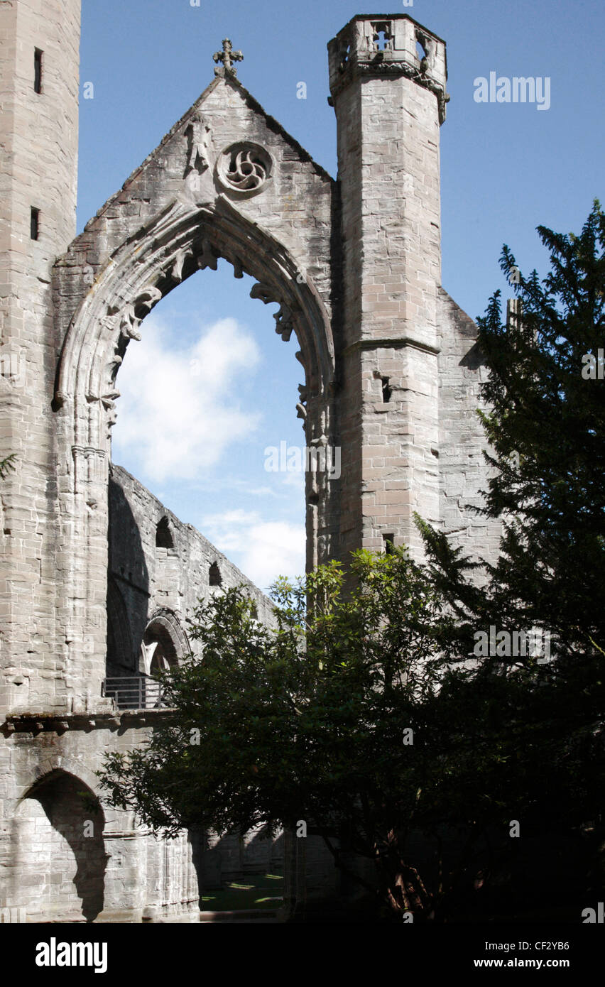 Ein Bogen, Teil der Überreste von Dunkeld Kathedrale. Obwohl der Chor 14. Jahrhundert, der älteste Teil der Kirche, noch verwendet wird Stockfoto