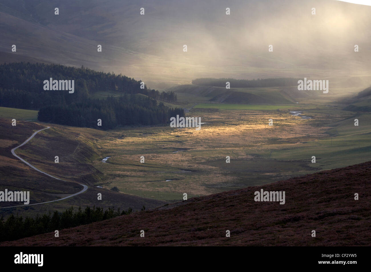 Licht bricht durch Gewitterwolken in Glen Gairn. Stockfoto