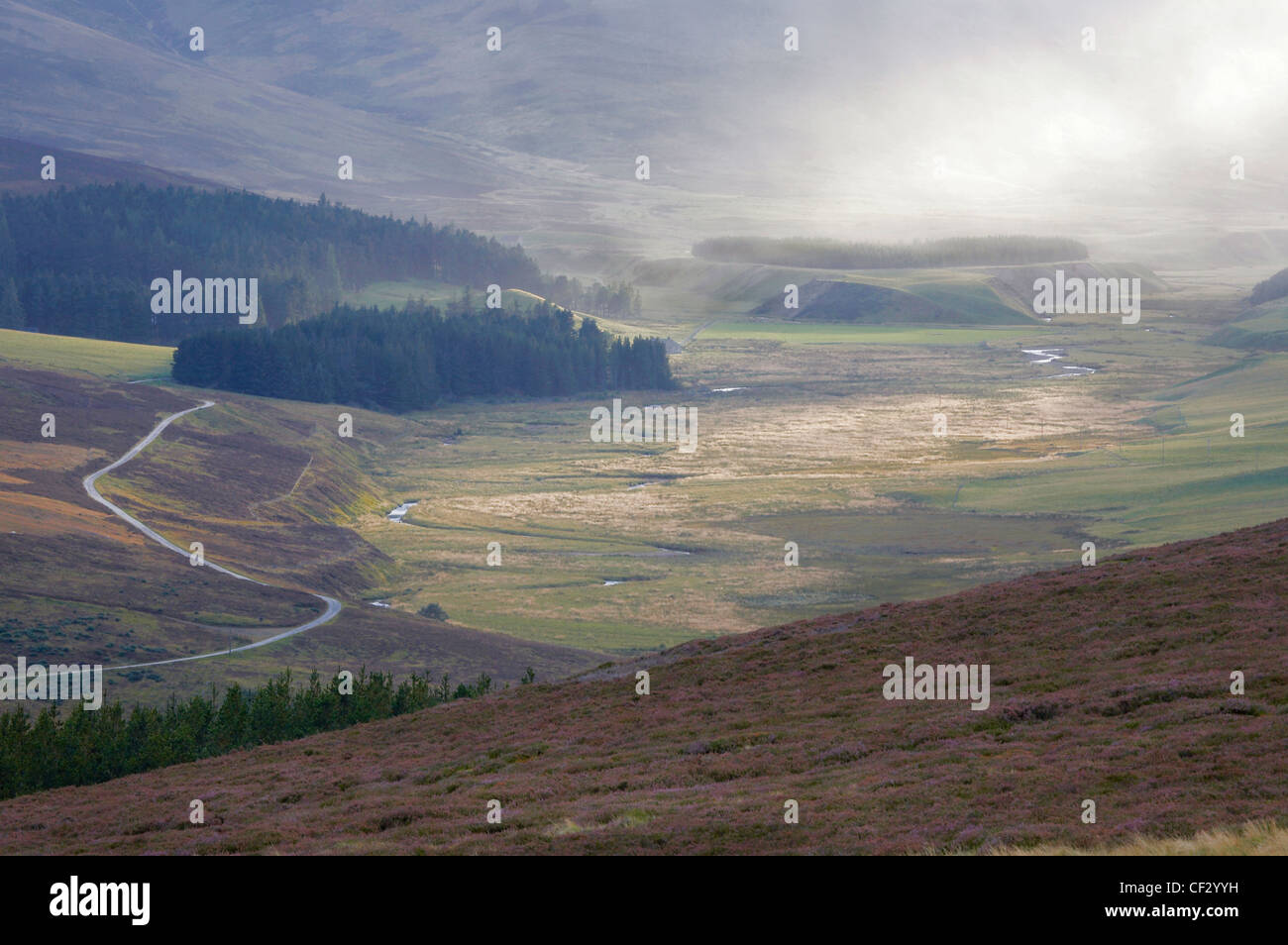 Licht bricht durch Gewitterwolken in Glen Gairn. Stockfoto