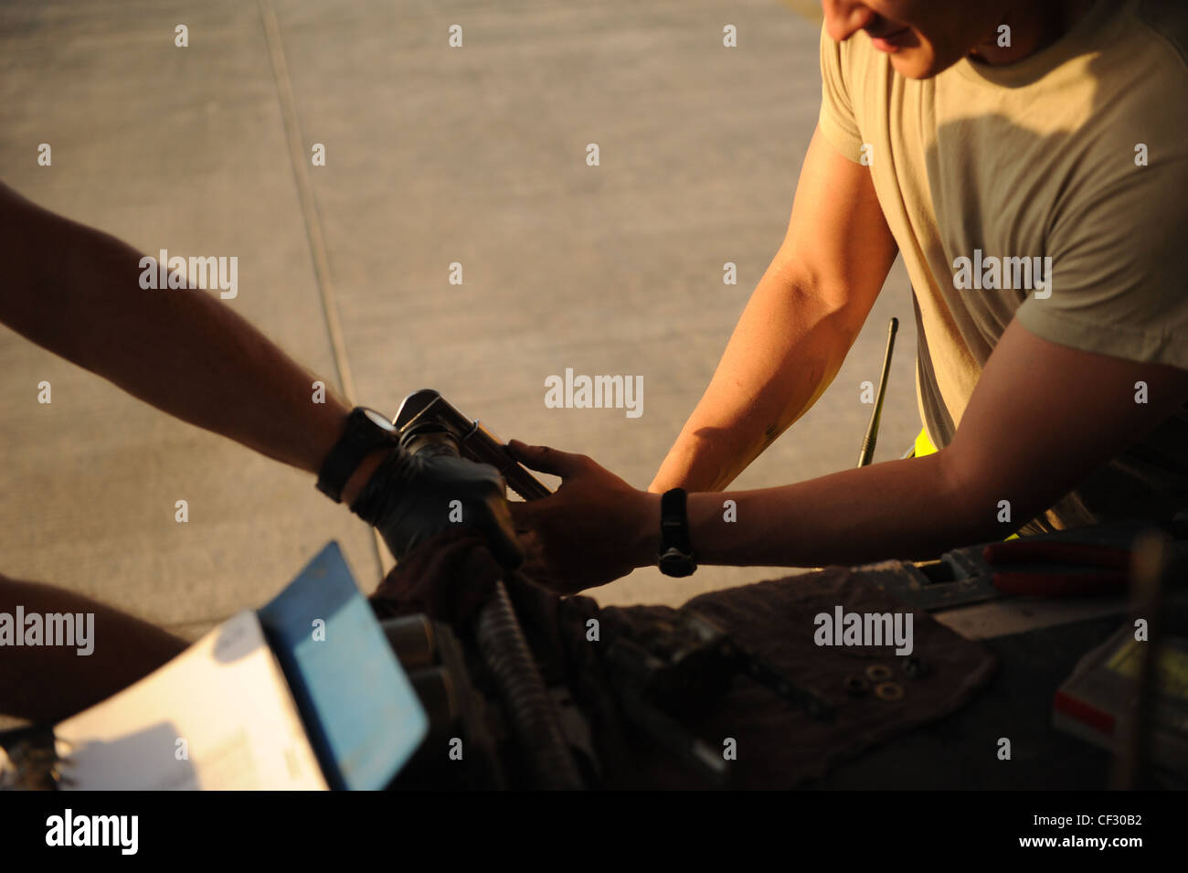 SÜDWESTASIEN – die Betreuer der 746th Expeditionary Aircraft Maintenance Unit führen Wartungsarbeiten an einer Flap Rod während einer Heimstationsprüfung an einem nicht angegebenen Standort in Südwestasien durch. 28. Februar 2012. Die Airmen arbeiten 24 Stunden am Tag während der Kontrollen an der Heimatstation an dem Flugzeug, um die C-130 so schnell wie möglich wieder in den Betriebszustand zu bringen. Stockfoto