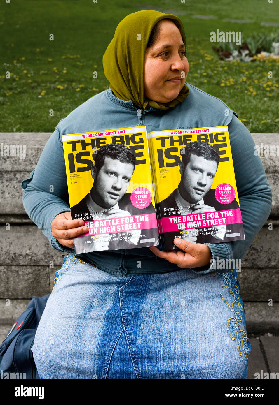 Eine Frau verkaufte Exemplare von "The Big Issue", eine wöchentliche Zeitschrift verkauft von Straßenhändlern Obdachlose und gefährdeten Menschen bieten die Stockfoto