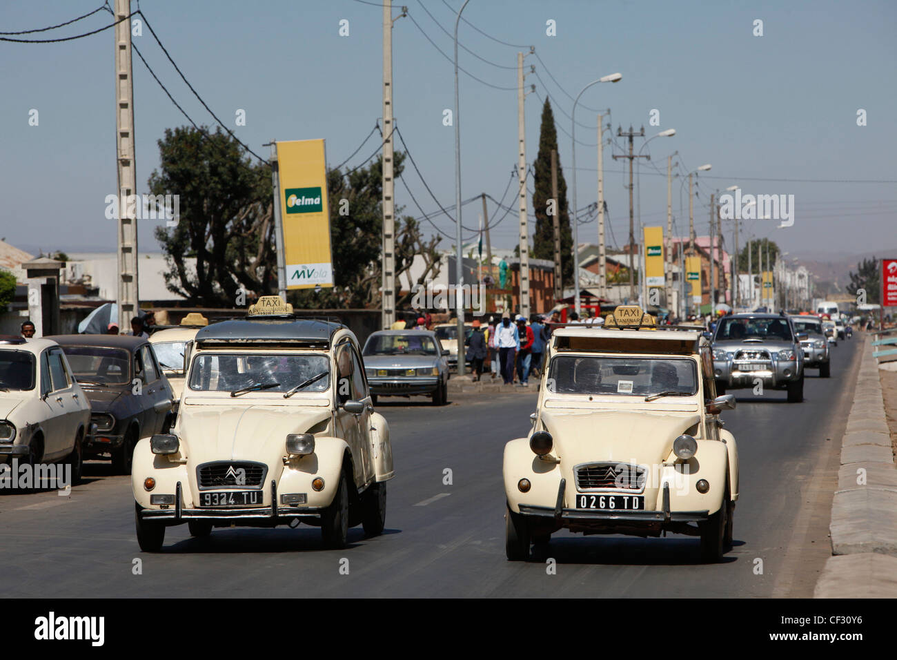 Alten Citroen 2CV dienen als Taxis auf den Straßen der Hauptstadt Antananarivo. Stockfoto