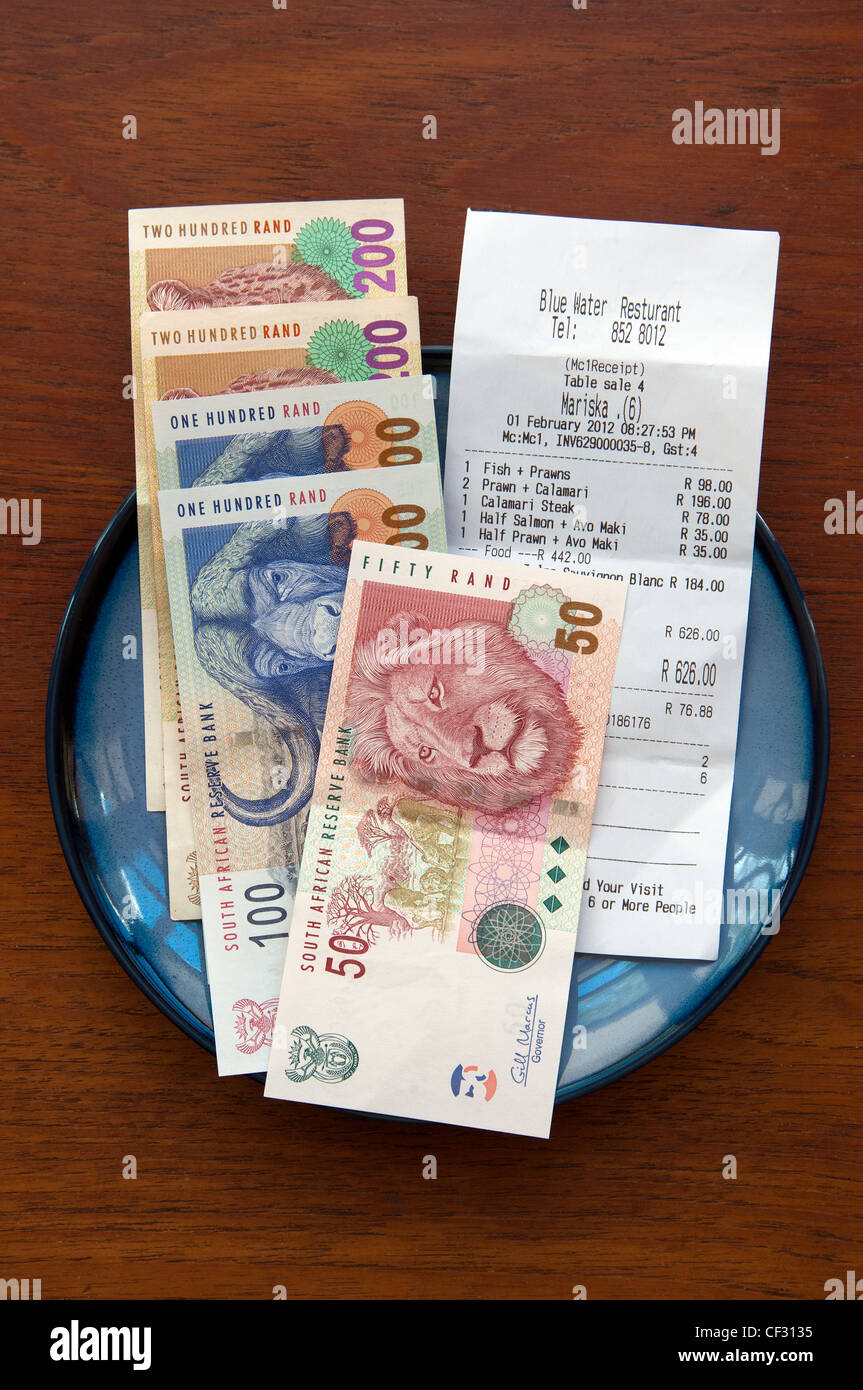 Restaurantrechnung und südafrikanische Währung Stockfoto