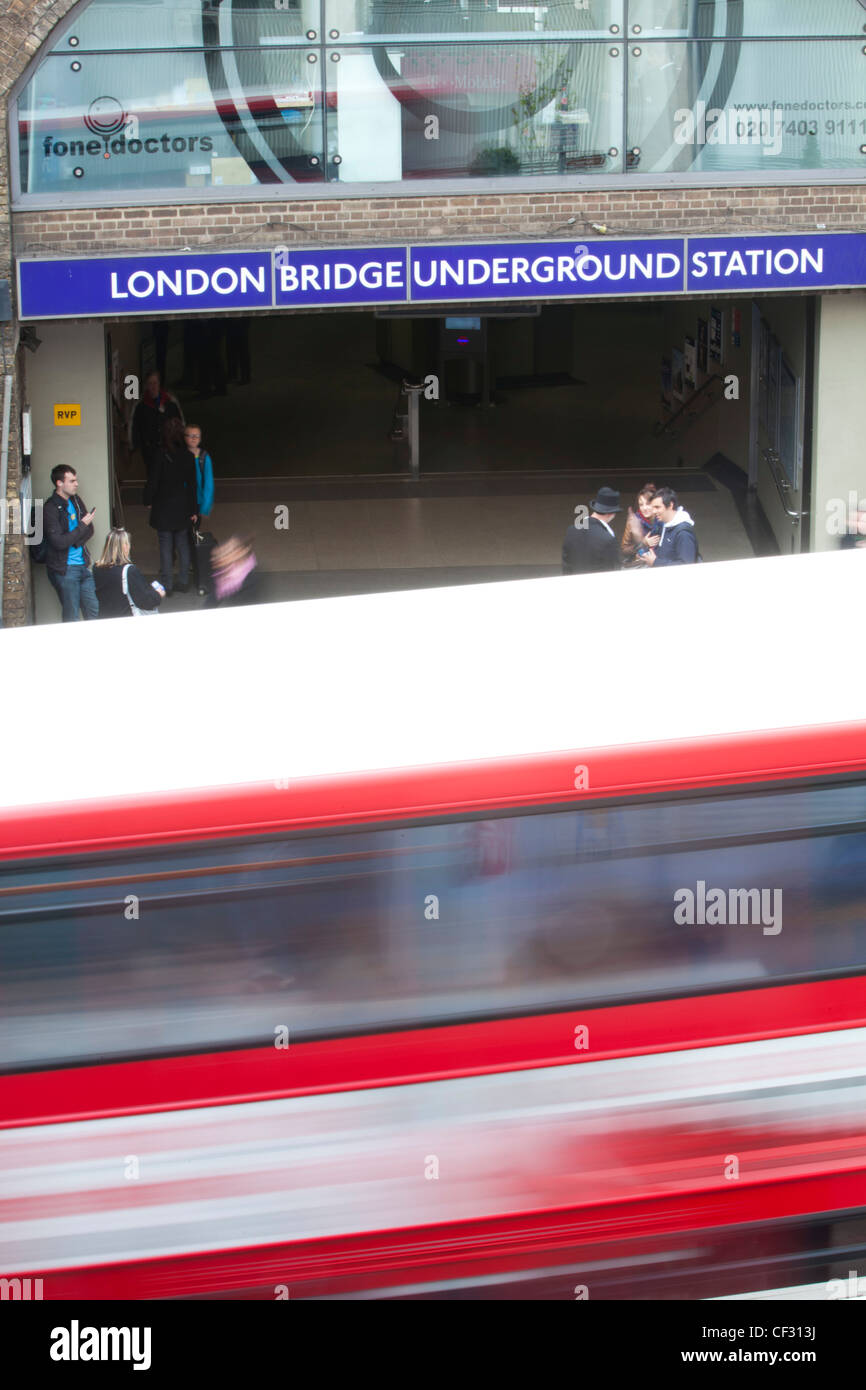 Ein Blick auf eine traditionelle rot-London-Bus als es geht u-Bahnstation London Bridge Stockfoto