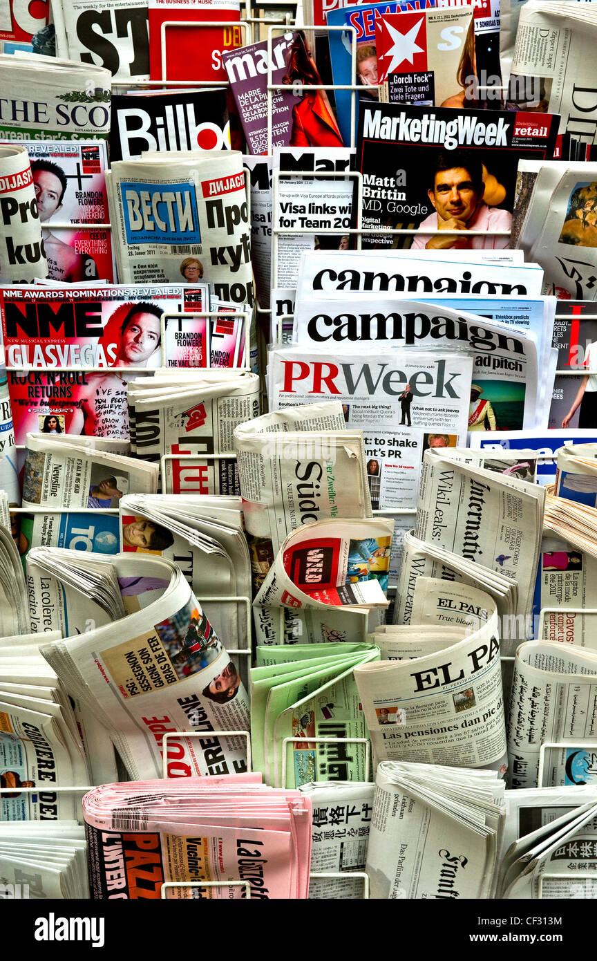 Eine Auswahl an internationalen Zeitungen und Publikationen auf einem Ständer. Stockfoto