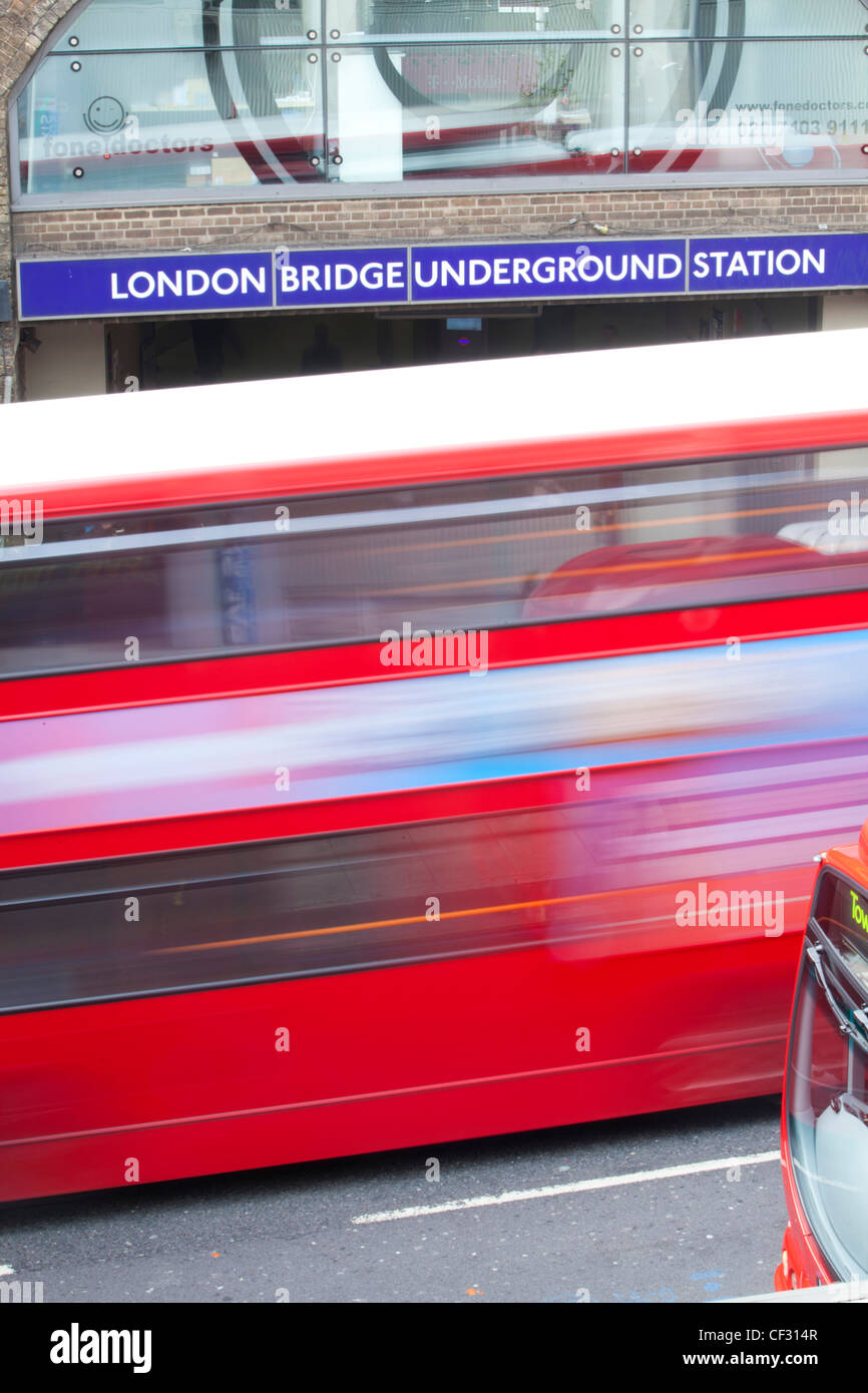 Ein Blick auf eine traditionelle rot-London-Bus als es geht u-Bahnstation London Bridge Stockfoto