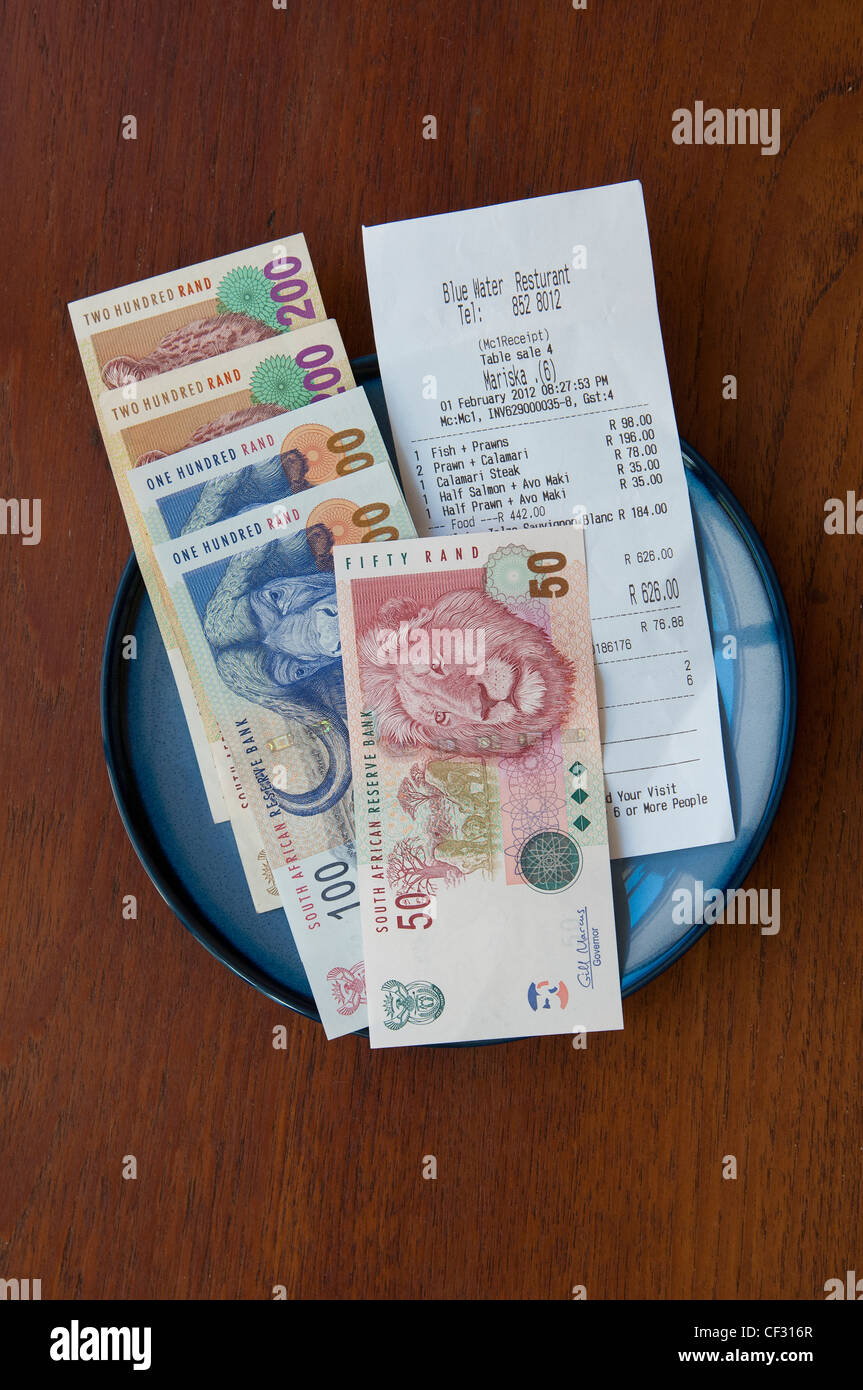 Restaurantrechnung und südafrikanische Währung Stockfoto