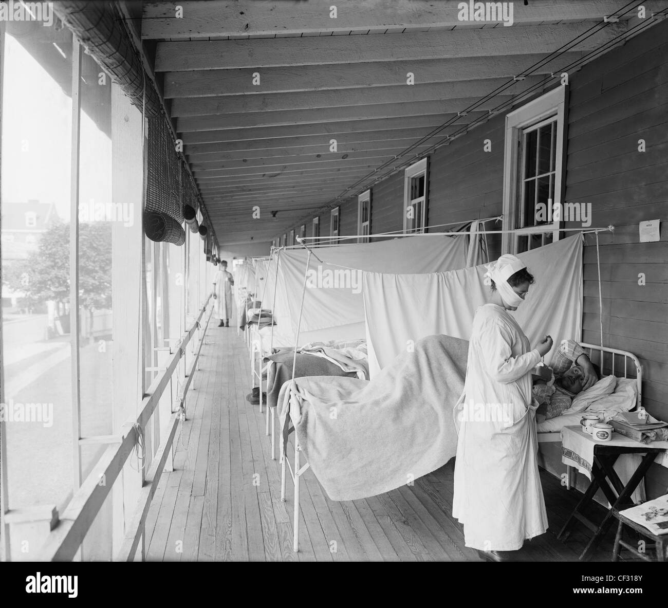 Krankenschwester behandelnden Patienten auf Veranda mit Überlauf der Betten  im Walter Reed Hospital (Washington, DC), Grippe-Gemeinde. zwischen  1910-1920 Stockfotografie - Alamy
