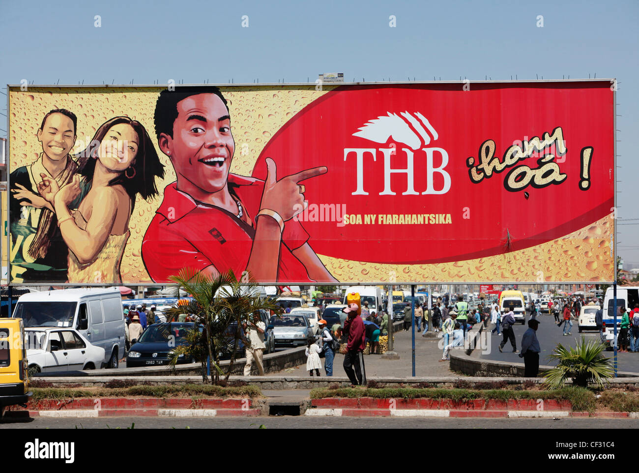 THB Bier Werbung auf R Dok Rav Andrianavalona, Stadt Straßenszene, Antananarivo. Madagaskar. Stockfoto