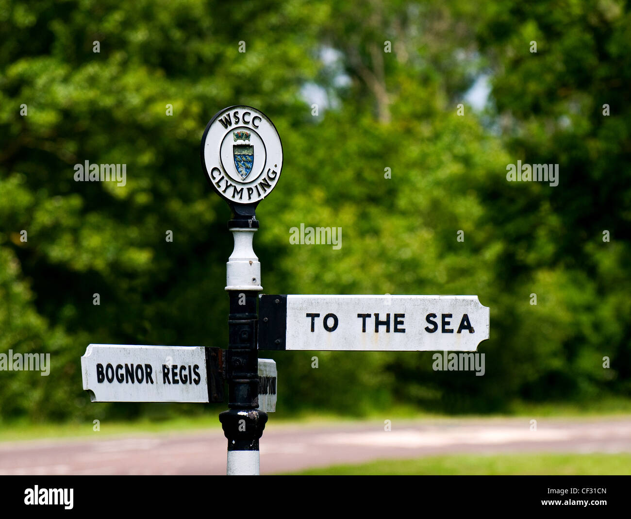 Ein Straßenschild mit Richtungen "TO THE SEA" und "BOGNOR REGIS". Stockfoto