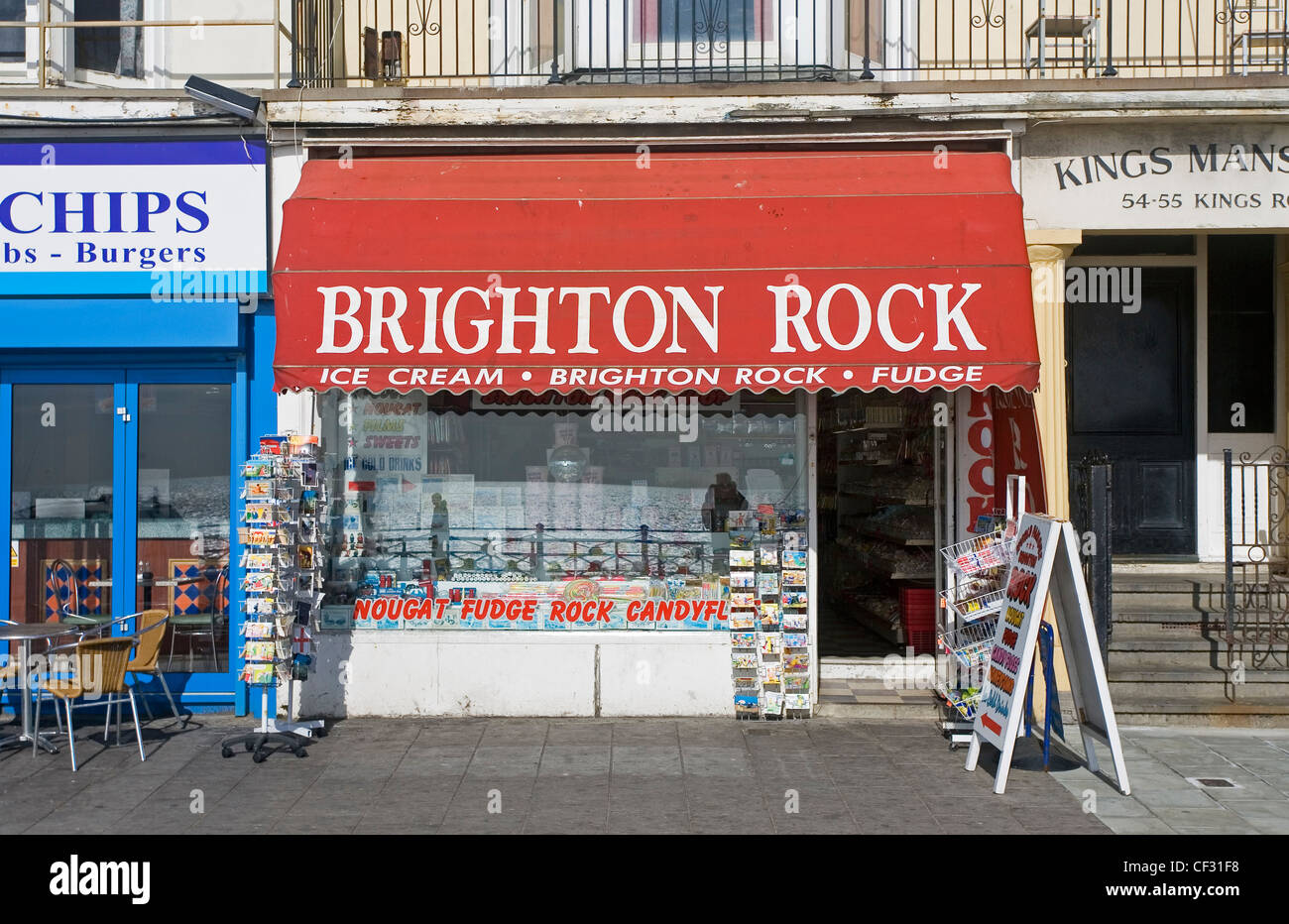 Brighton Rock-Shop Verkauf von Postkarten, Eis, Brighton Rock und Fudge am Strand in Brighton. Stockfoto