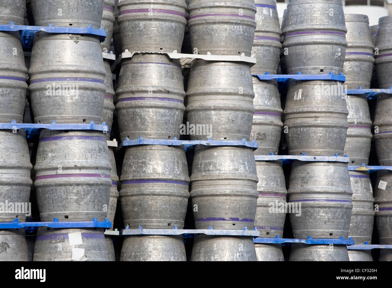 Bierfässer gestapelt in der Brauerei Carlsberg Tetley in Leeds. Stockfoto