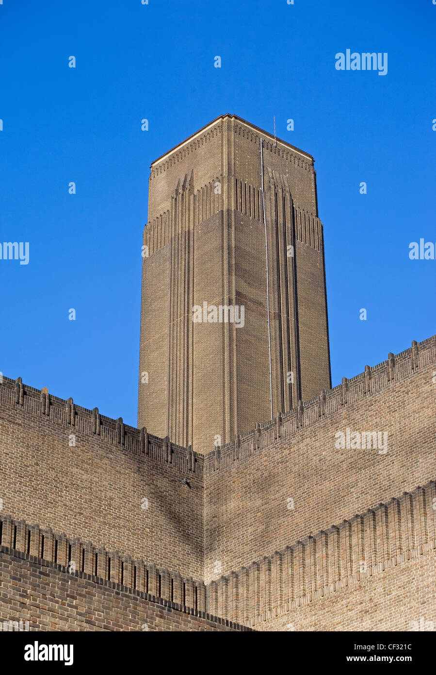 Der Schornstein der ehemaligen Bankside Power Station beherbergt die Tate Modern, das internationale moderne und zeitgenössische beherbergt heute ein Stockfoto