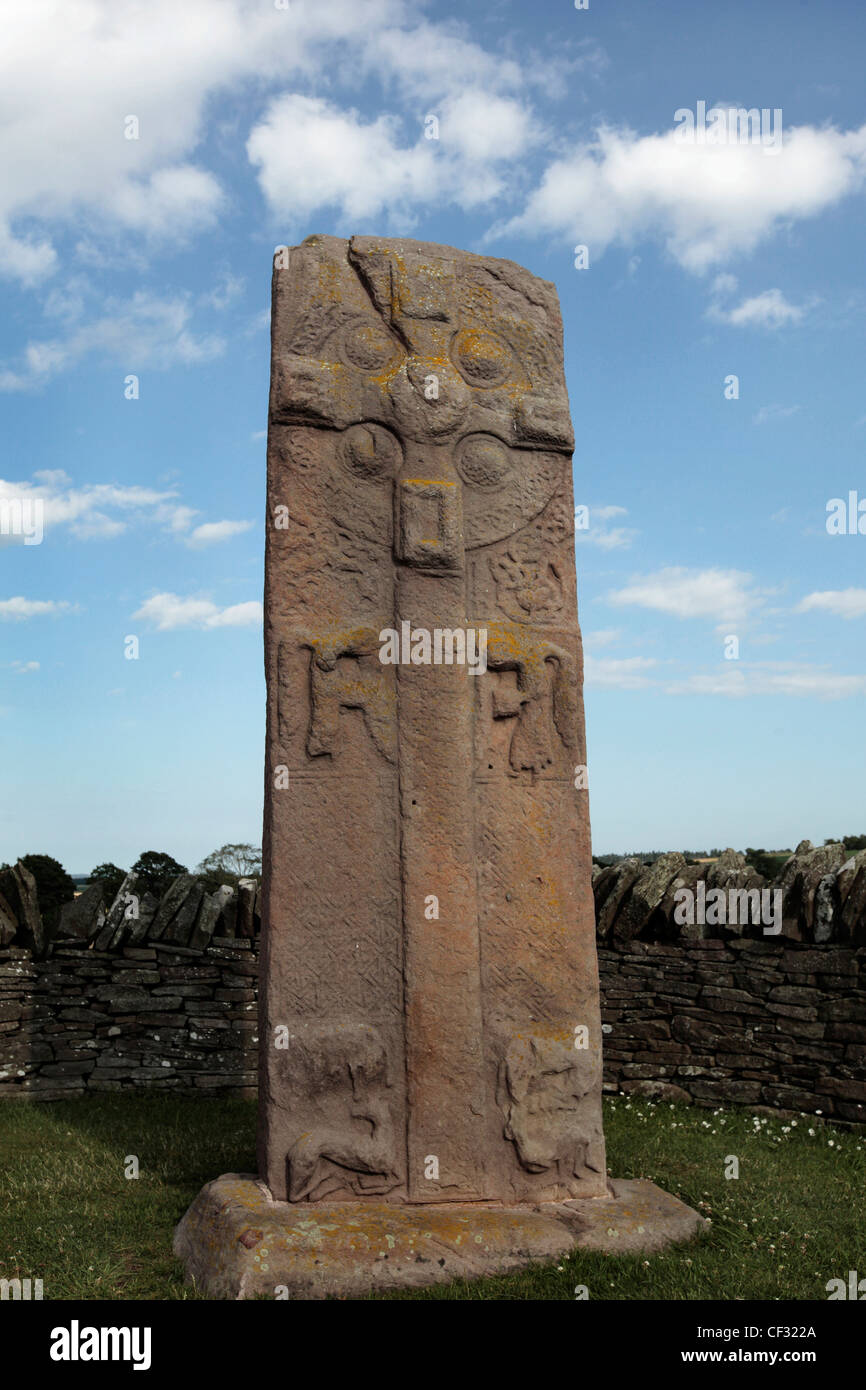 Eine geschnitzte Aberlemno Stein mit einer aufwendigen Kreuz, flankiert von Engeln. Der Stein trägt Pictish und christliche Symbole Stockfoto