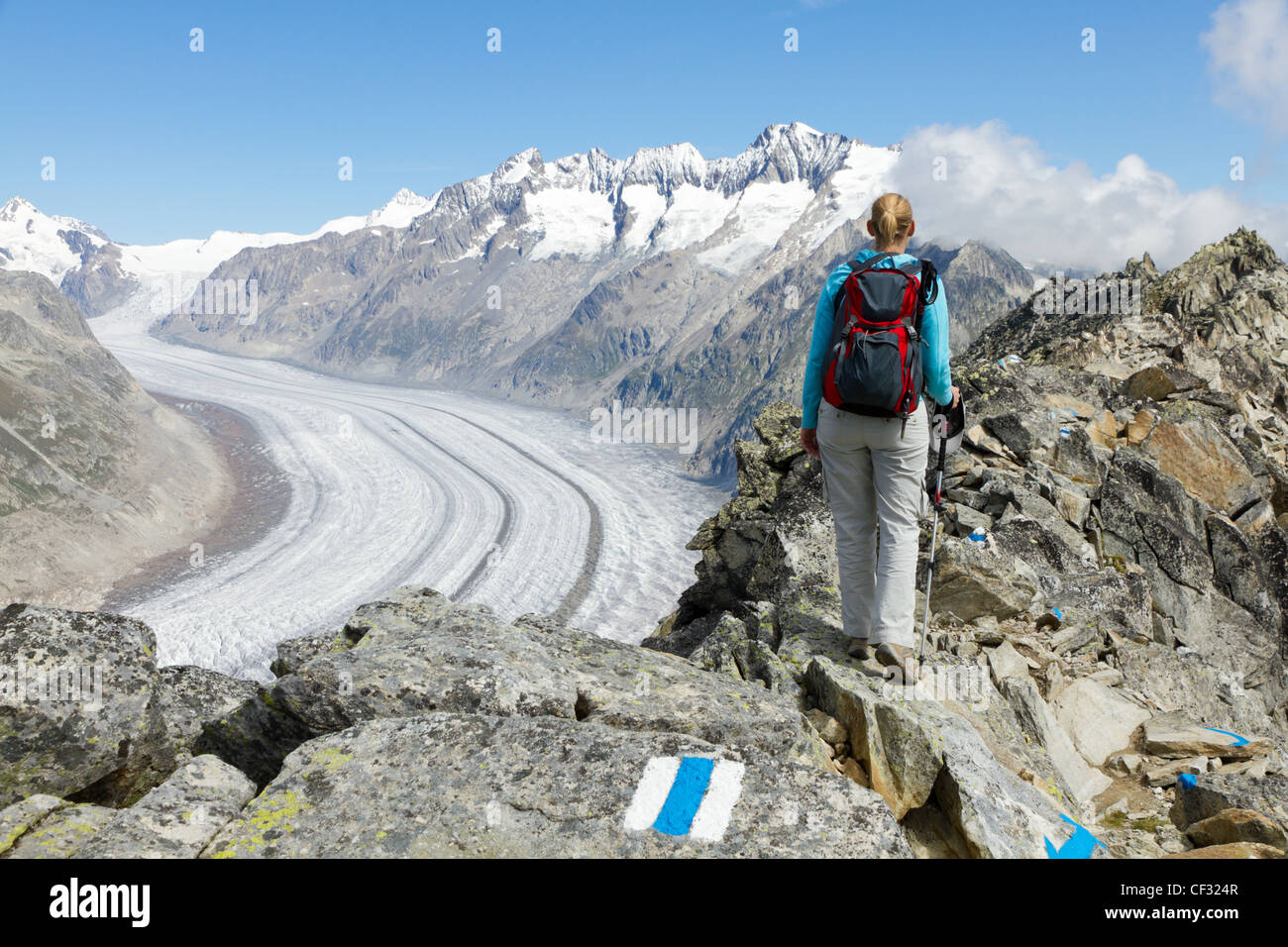 Klettern, faszinierendem und outdoor-Abenteuer: Mountain Top mit Rock Cairn Markierung über dem Aletschgletscher Schweiz Stockfoto