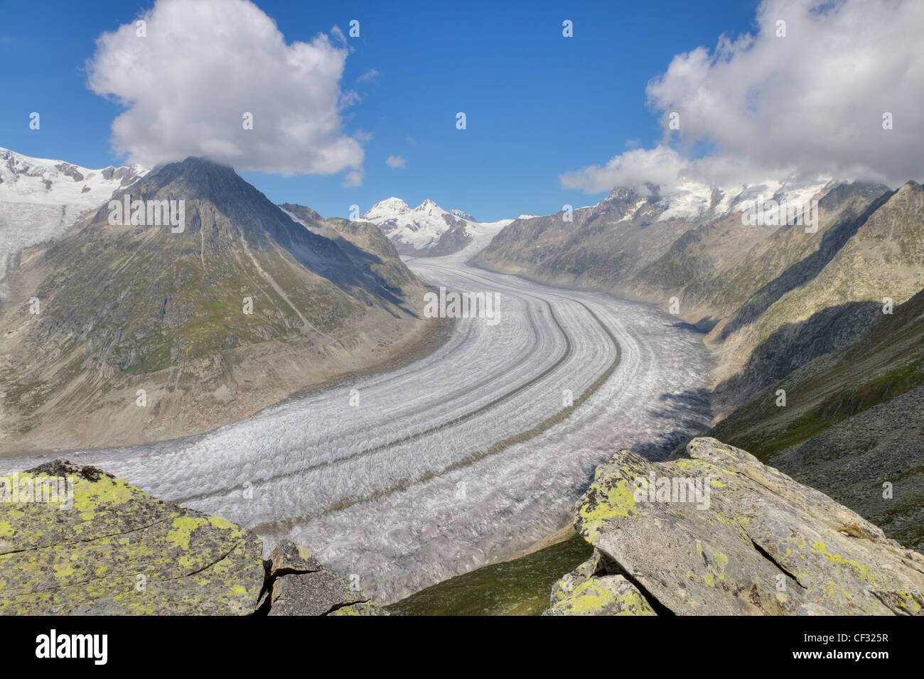 Outdoor-Abenteuer: Mountain Top mit Rock Cairn Markierung über dem Aletschgletscher Schweiz Stockfoto
