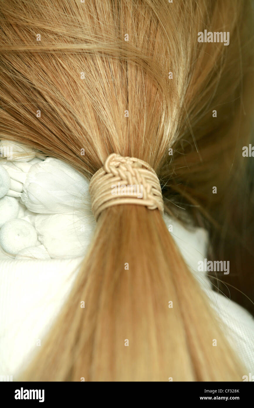 Gianfranco Ferre Mailand Backstage Frühling Sommer Nahaufnahme von geflochtenen Biege Haarband zurück blonde gerade Pferdeschwanz binden Stockfoto