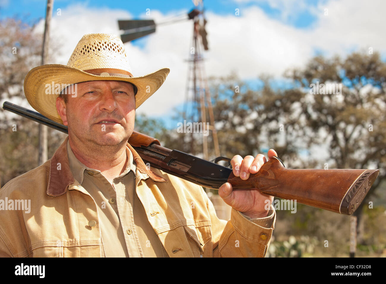 Im mittleren Alter Cowboy mit Gewehr Stockfoto