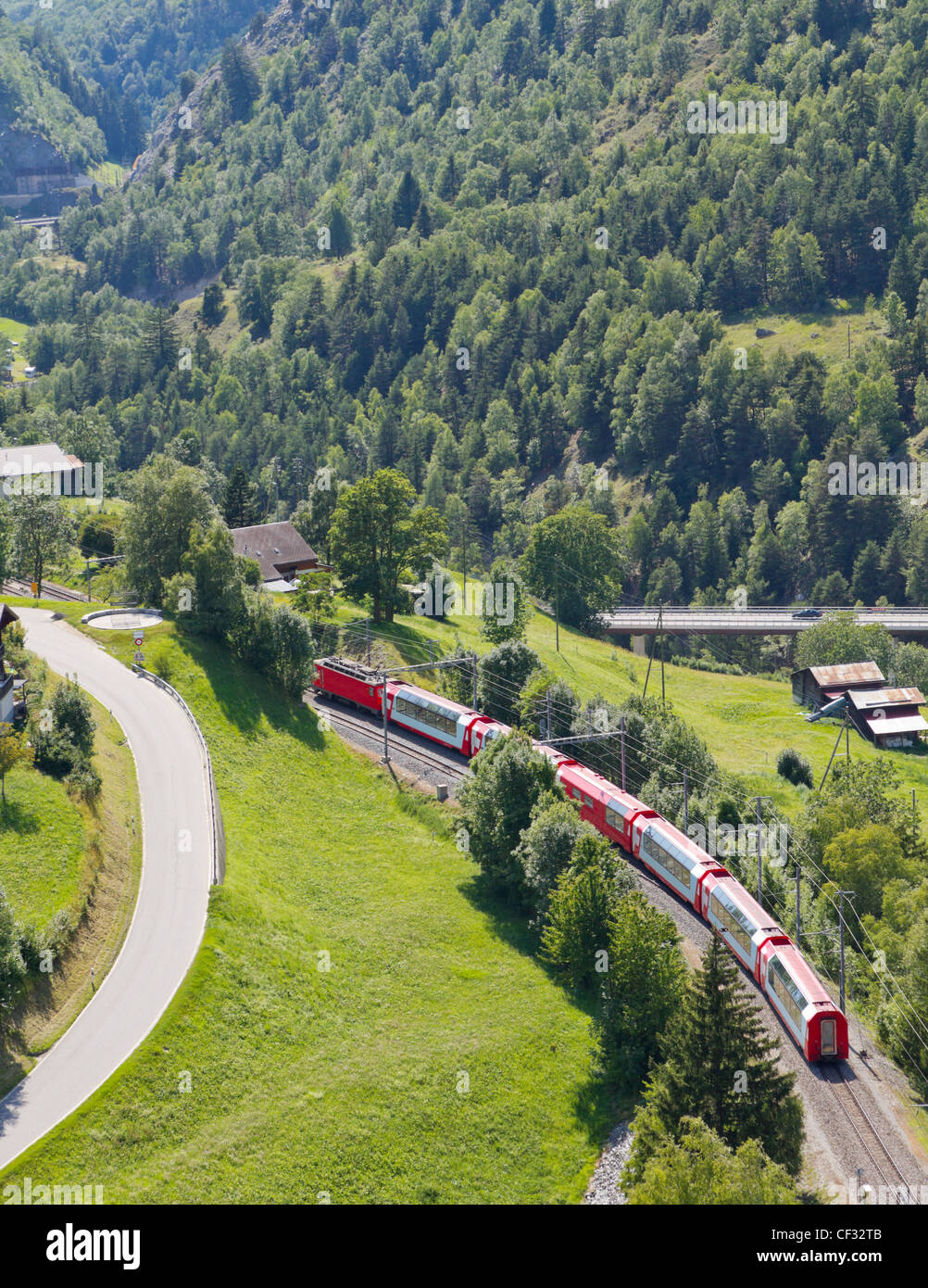 Luftbild auf Gletscher express Panoramabahn überqueren grünes ländlichen Tal, Wallis, Schweiz Stockfoto