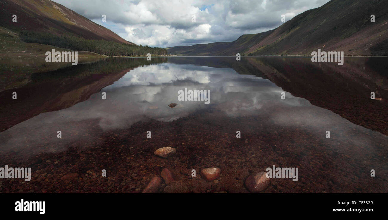 Panoramablick auf Loch Muick im Cairngorms National Park. Stockfoto