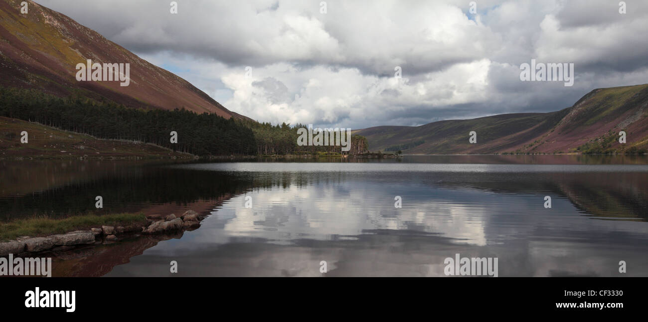 Panoramablick auf Loch Muick im Cairngorms National Park. Stockfoto