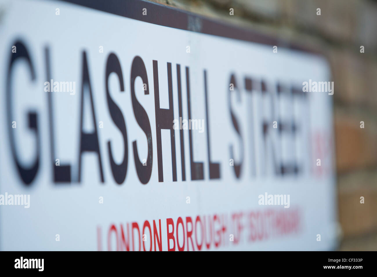 Ein Blick auf ein Schild für Glasshill Street in London Borough of Southwark Stockfoto