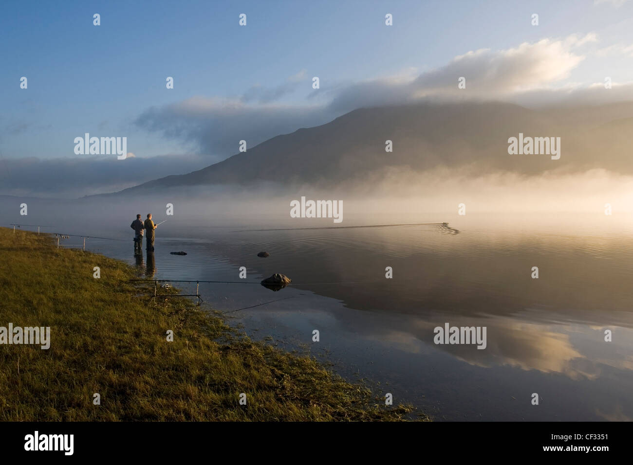 Zwei Angler am frühen Morgen Angeln im Bassenthwaite Lake im Lake District. Stockfoto