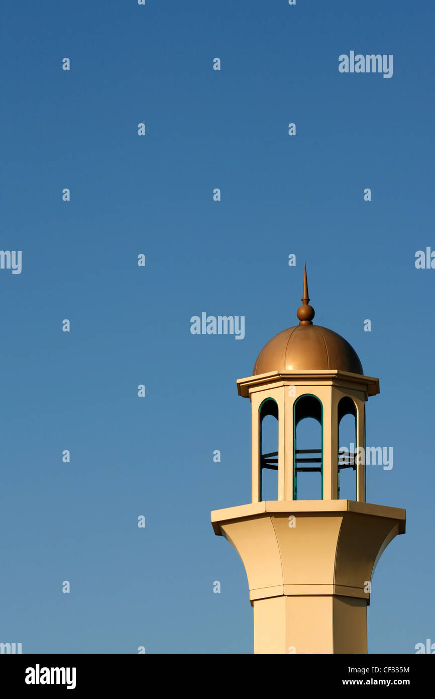 Ein Minarett auf die Darul Barakaat Moschee, eine der größten Moscheen in Birmingham, im Bereich Bordesley Green. Stockfoto