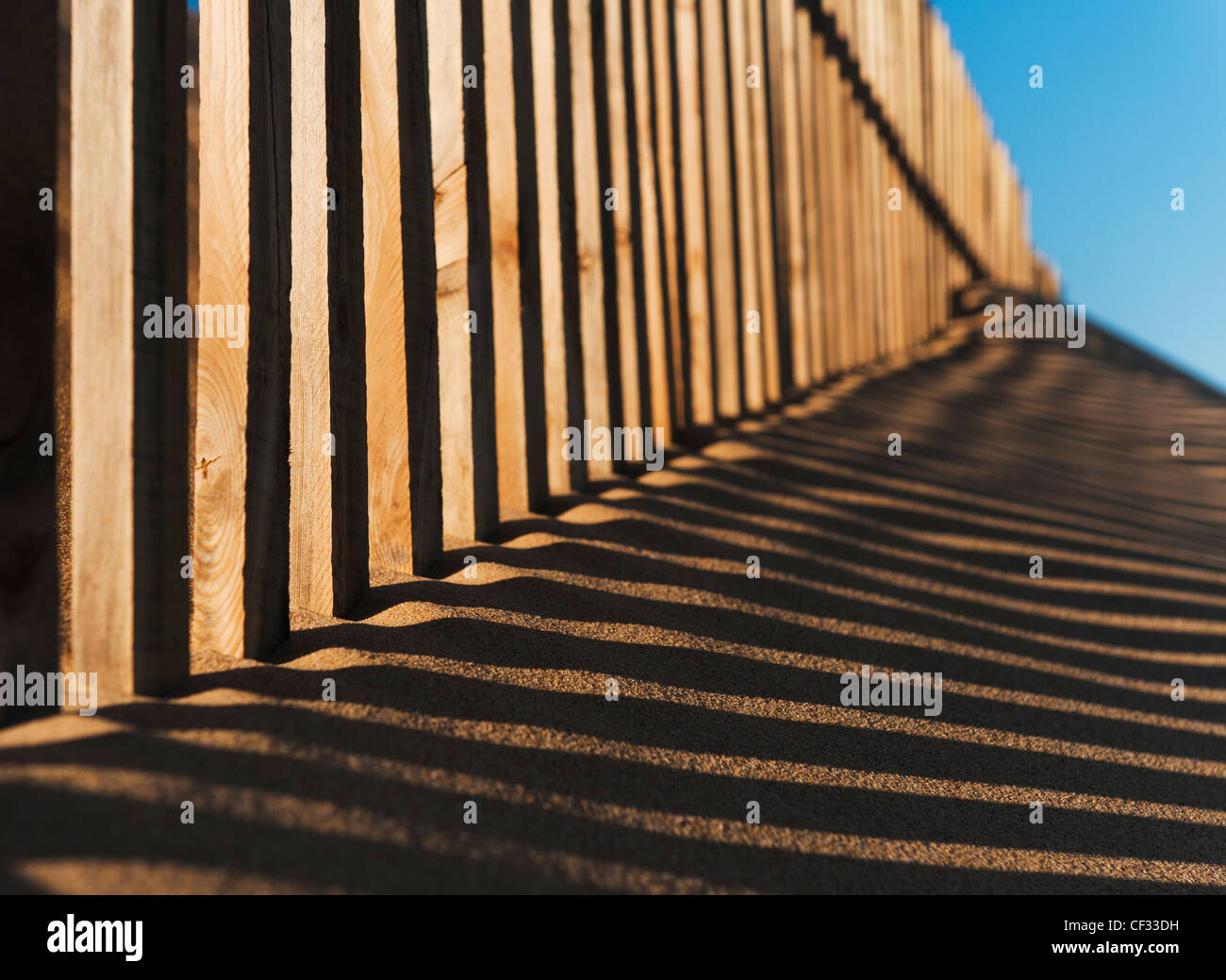Zaun-Detail am Punta Paloma Sanddünen; Tarifa Spanien Stockfoto